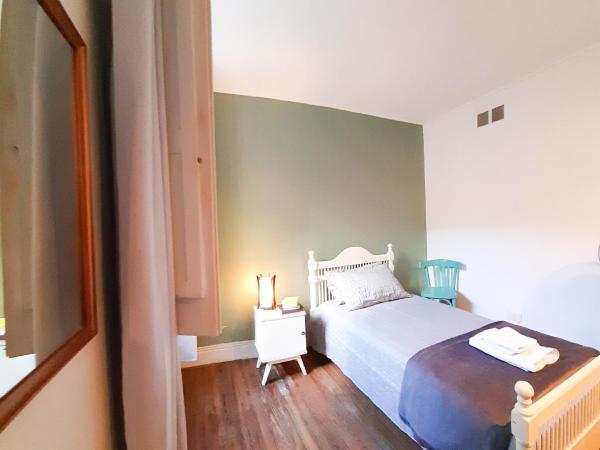LOPEZ Hostel & Suites : photo 7 de la chambre chambre simple avec toilettes et douche communes