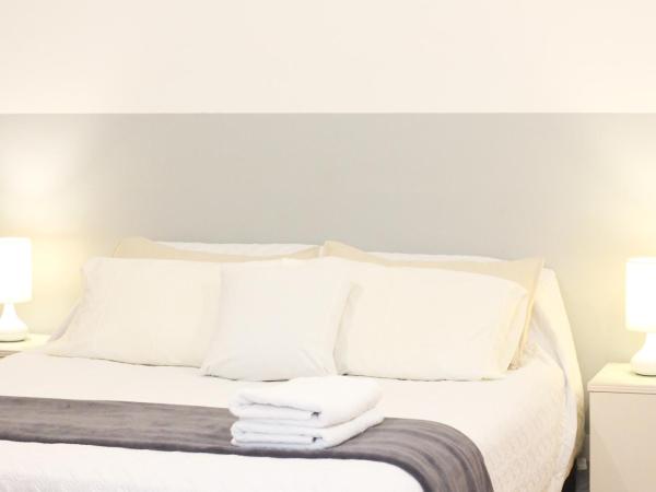 LOPEZ Hostel & Suites : photo 5 de la chambre chambre double avec salle de bains privative