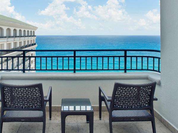 JW Marriott Cancun Resort & Spa : photo 5 de la chambre premium deluxe king room with balcony and ocean view