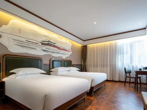 Time Traveller Boutique Hotel - Near Beijing Xidan Financial Street, Central Conservatory of Music, Tian'anmen Square, The Capital Museum, 10 minutes away from Beijing West Railway Station, Free ice cream, coffee and laundry service, Free GYM : photo 2 de la chambre chambre lits jumeaux exécutive