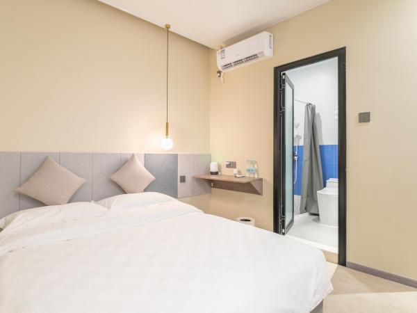 Puzzle Hotel Guangzhou Fenghuang New Village Subway Station : photo 9 de la chambre chambre lit queen-size