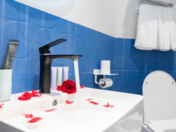 Puzzle Hotel Guangzhou Fenghuang New Village Subway Station : photo 3 de la chambre chambre triple avec salle de bains privative