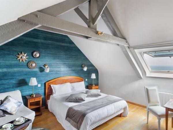 La Metairie-du-Vauhariot - Chambre Ou Lodge - Piscine Chauffée - Vue Mer et Mont Saint Michel - GR34 : photo 8 de la chambre chambre triple supérieure - vue sur mer