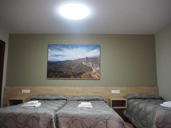 Hostal Acella : photo 6 de la chambre chambre quadruple