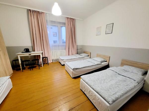 Tanie spanie Wilda - Zameldowanie bezobsługowe - : photo 2 de la chambre chambre quadruple avec salle de bains commune