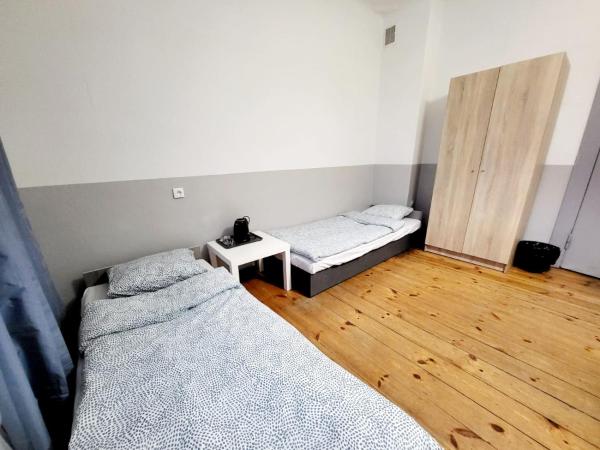 Tanie spanie Wilda - Zameldowanie bezobsługowe - : photo 2 de la chambre chambre quadruple avec salle de bains commune