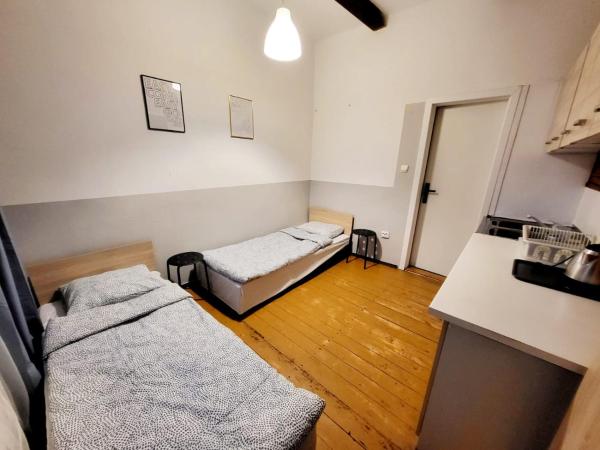 Tanie spanie Wilda - Zameldowanie bezobsługowe - : photo 1 de la chambre chambre double ou lits jumeaux