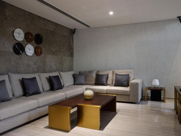 Le Méridien Dubai Hotel & Conference Centre : photo 8 de la chambre suite royale lit king-size - vue sur jardin - accès au salon exécutif, goûter, happy hours et navette aéroport