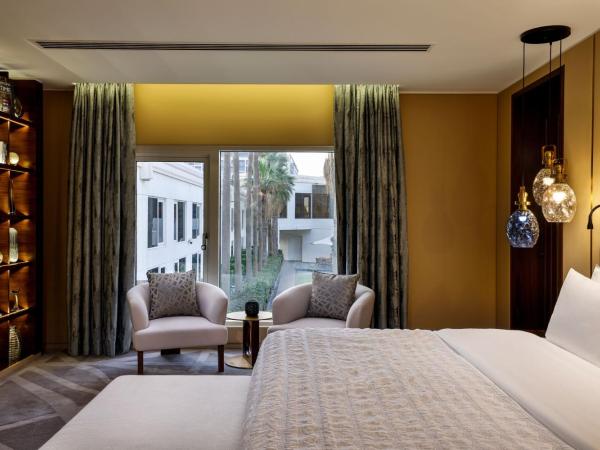 Le Méridien Dubai Hotel & Conference Centre : photo 6 de la chambre suite royale lit king-size - vue sur jardin - accès au salon exécutif, goûter, happy hours et navette aéroport