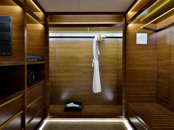 Le Méridien Dubai Hotel & Conference Centre : photo 6 de la chambre suite présidentielle lit king-size avec accès au salon club - vue sur jardin - transfert gratuit pour la plage 