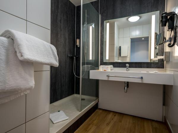 Mercure Bords de Loire Saumur : photo 1 de la chambre chambre supérieure avec lit king-size - vue sur rivière