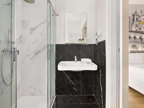 Wyndham Garden Florence : photo 3 de la chambre chambre lit double pour personnes à mobilité réduite - douche accessible en fauteuil roulant - non-fumeurs