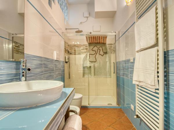 Palazzo Rivola : photo 10 de la chambre chambre familiale avec salle de bains privative séparée