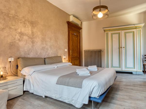 Palazzo Rivola : photo 3 de la chambre chambre familiale avec salle de bains privative séparée