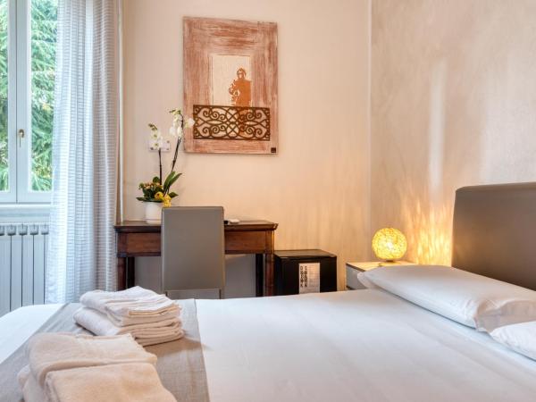 Palazzo Rivola : photo 4 de la chambre chambre double avec salle de bains privative - vue sur jardin