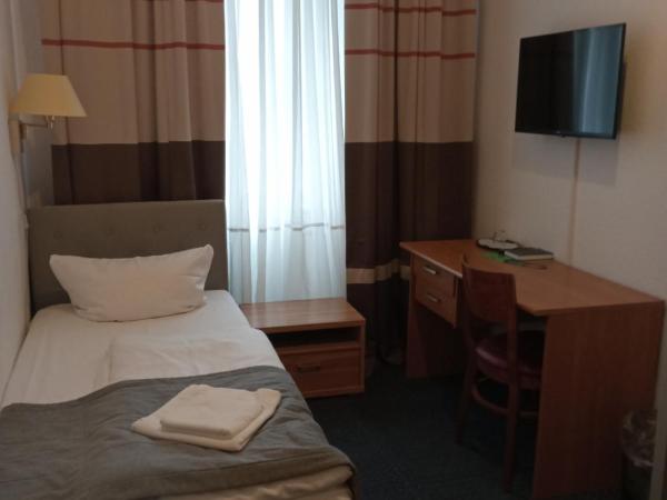 City Pension Berlin : photo 1 de la chambre chambre simple avec douche privée et toilettes communes.