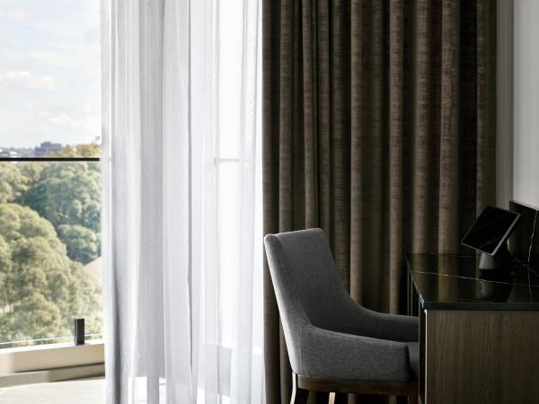 Crowne Plaza Sydney Burwood, an IHG Hotel : photo 3 de la chambre chambre king avec vue sur le parc