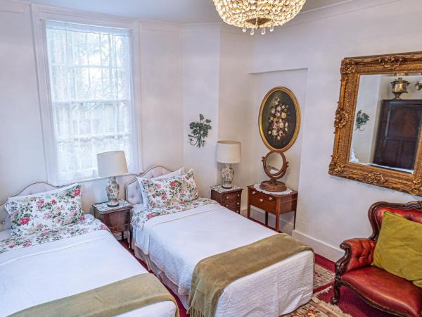 Dawson Place, Juliette's Bed and Breakfast : photo 5 de la chambre chambre triple - vue sur jardin