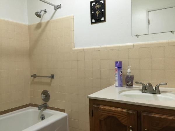 Avenues Hostel : photo 3 de la chambre chambre double avec salle de bains privative