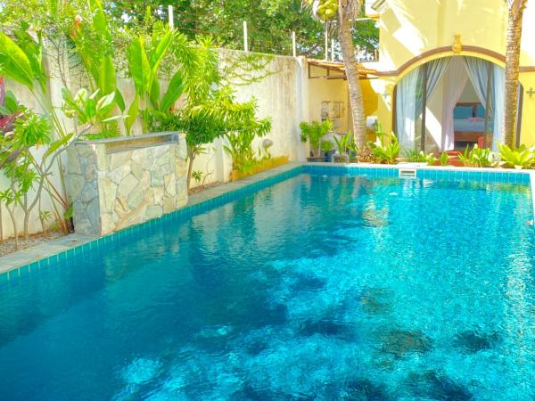 Casugria Dutch Residence 1810 : photo 1 de la chambre chambre lit queen-size - vue sur piscine