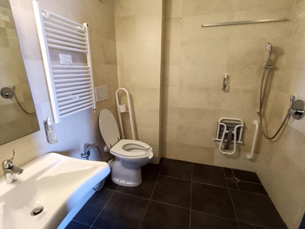 HOTEL TURAN : photo 3 de la chambre chambre quadruple - accessible aux personnes à mobilité réduite