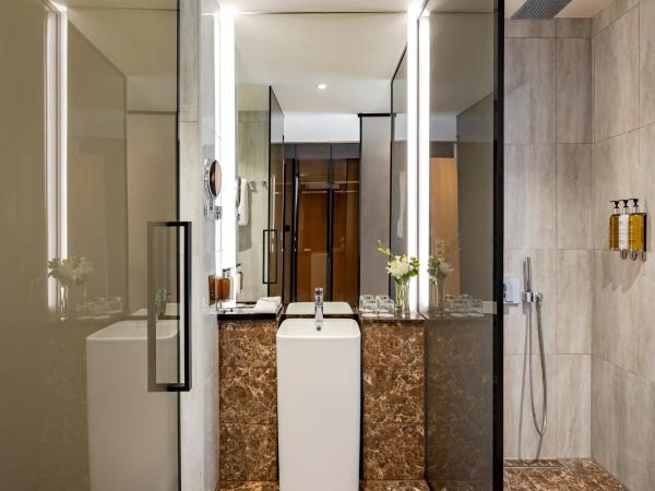 voco Monaco Dubai, an IHG Hotel, Adults Only, World Islands : photo 5 de la chambre premium king room with raining street view