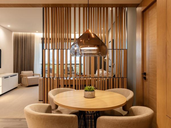 Le Royal Meridien Beach Resort & Spa Dubai : photo 4 de la chambre suite royale club avec 1 lit king-size - accès au salon exécutif, goûter, happy hour et navette depuis l'aéroport de dubaï