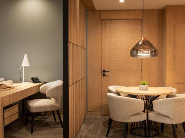 Le Royal Meridien Beach Resort & Spa Dubai : photo 5 de la chambre suite royale club avec 1 lit king-size - accès au salon exécutif, goûter, happy hour et navette depuis l'aéroport de dubaï