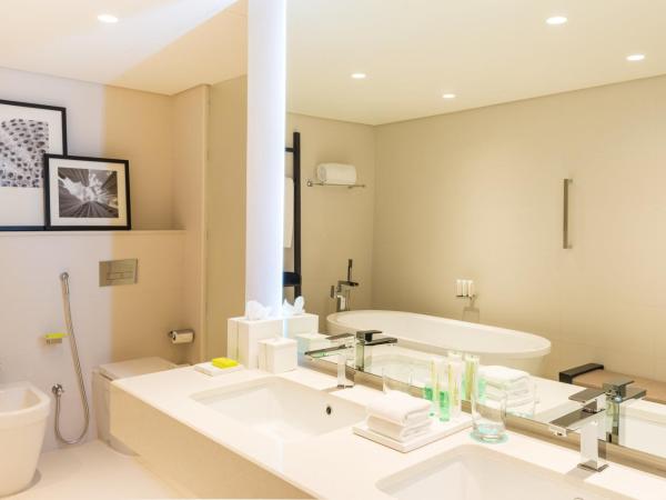 Le Royal Meridien Beach Resort & Spa Dubai : photo 8 de la chambre suite familiale 1 chambre avec 1 lit king-size et 1 lit jumeau - accès au salon exécutif, goûter, happy hour et navette depuis l'aéroport de dubaï