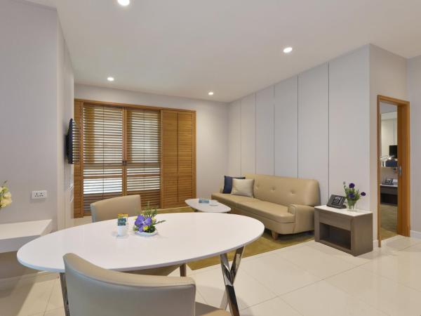 Grande Centre Point Ploenchit : photo 4 de la chambre suite balcon angle