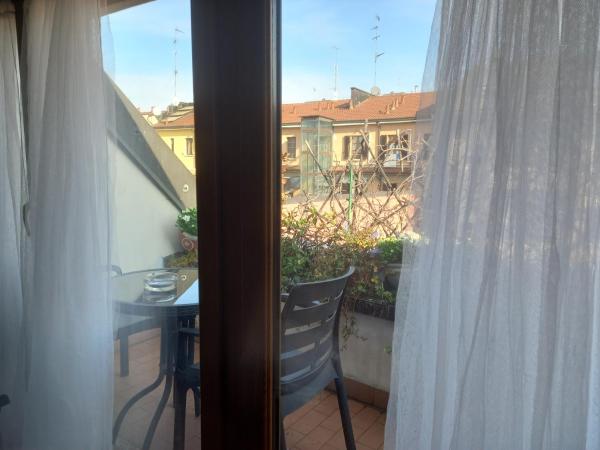 Navigli SUPER VINTAGE SUITE - cozy & comfortable 3 BEDROOM SUITE with 2 Bathrooms - 4th floor with lift - metro' verde -green subway Porta Genova : photo 3 de la chambre suite junior avec balcon