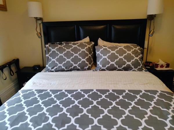 Gingerbread Manor : photo 4 de la chambre chambre lit queen-size avec salle de bains commune