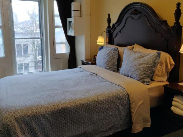 Gingerbread Manor : photo 5 de la chambre chambre lit queen-size avec salle de bains commune