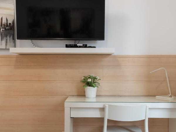 Hostal House : photo 7 de la chambre chambre double avec salle de bains privative et balcon