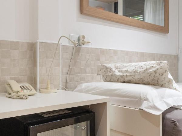 Hostal House : photo 3 de la chambre chambre simple avec salle de bains privative