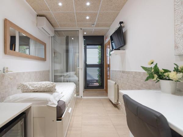 Hostal House : photo 5 de la chambre chambre simple avec salle de bains privative