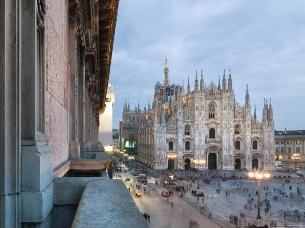 The Glamore Milano Duomo : photo 1 de la chambre suite avec balcon - vue sur cathédrale