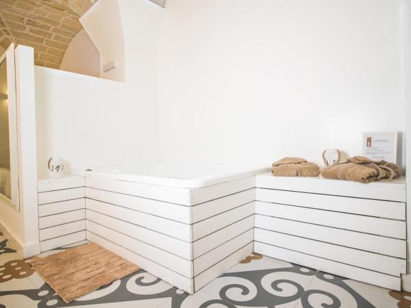 Sui Tetti Luxury Rooms : photo 7 de la chambre suite lit king-size avec baignoire spa