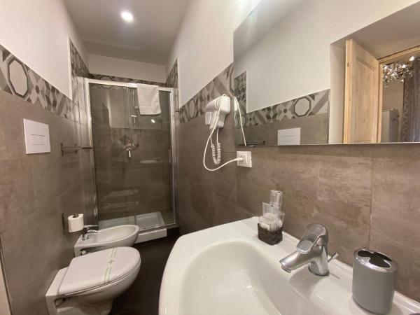 Corso 211 Beds & Suites : photo 8 de la chambre chambre double avec salle de bains privative