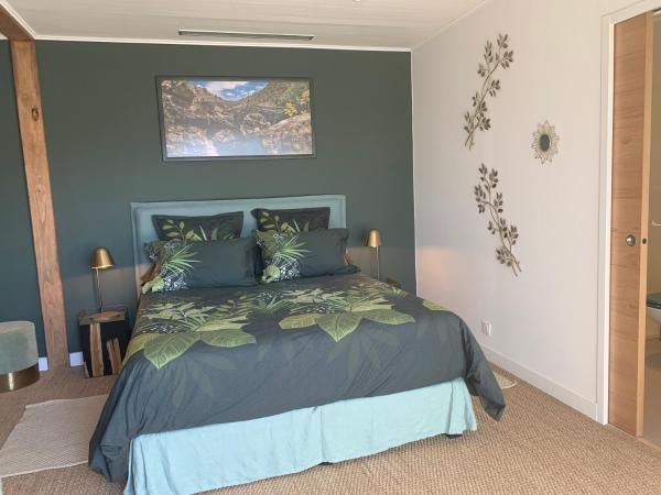 Chambre d'hôtes A Vadina Porticcio : photo 6 de la chambre chambre double avec salle de bains privative