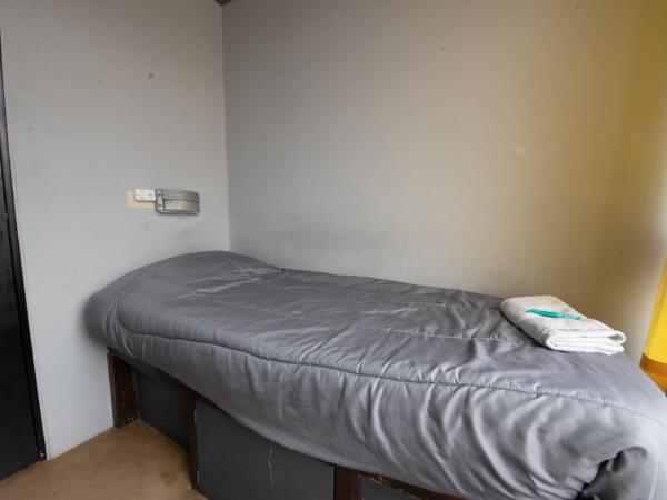 Moving Hostel Travel Bar : photo 4 de la chambre chambre lits jumeaux avec salle de bains commune