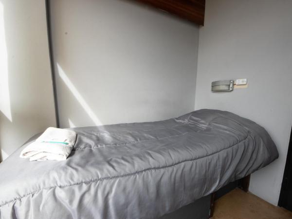 Moving Hostel Travel Bar : photo 3 de la chambre chambre lits jumeaux avec salle de bains commune