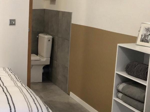 Studette de 17m2 avec parking privé gratuit Climatisation et petite cuisine : photo 4 de la chambre chambre double avec salle de bains privative