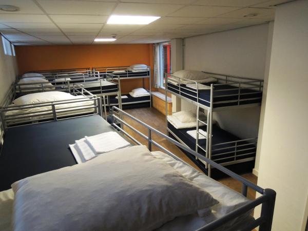 3BE Backpackers Bed & Breakfast Eindhoven : photo 8 de la chambre lit simple dans dortoir de 14 lits