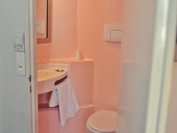 Premiere Classe Beauvais : photo 9 de la chambre chambre triple (1 lit double et 1 lit simple)