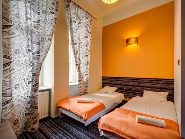 Planet Hostel : photo 6 de la chambre chambre lits jumeaux avec salle de bains privative