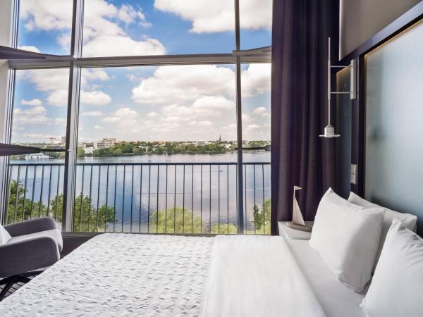 Le Méridien Hamburg : photo 3 de la chambre suite en duplex - vue sur alster et lac