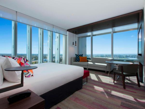 Aloft Perth : photo 2 de la chambre breezy king corner – river view