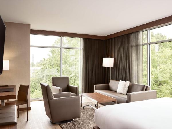 AC Hotel by Marriott Atlanta Perimeter : photo 2 de la chambre chambre d’angle lit king-size