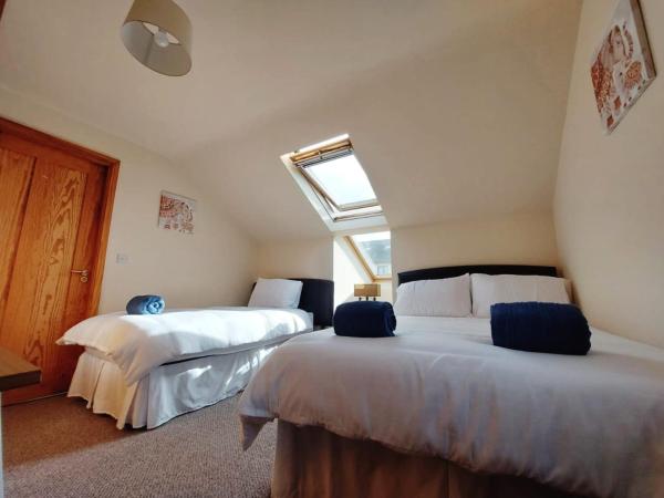 Private accommodation in house close to Galway City : photo 2 de la chambre chambre triple avec salle de bains commune